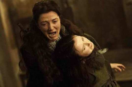 Catelyn-Stark-killing-Walder-Freys-wife-at-the-Red-Wedding-Game-Of-Thrones-Season-3-Episode-9